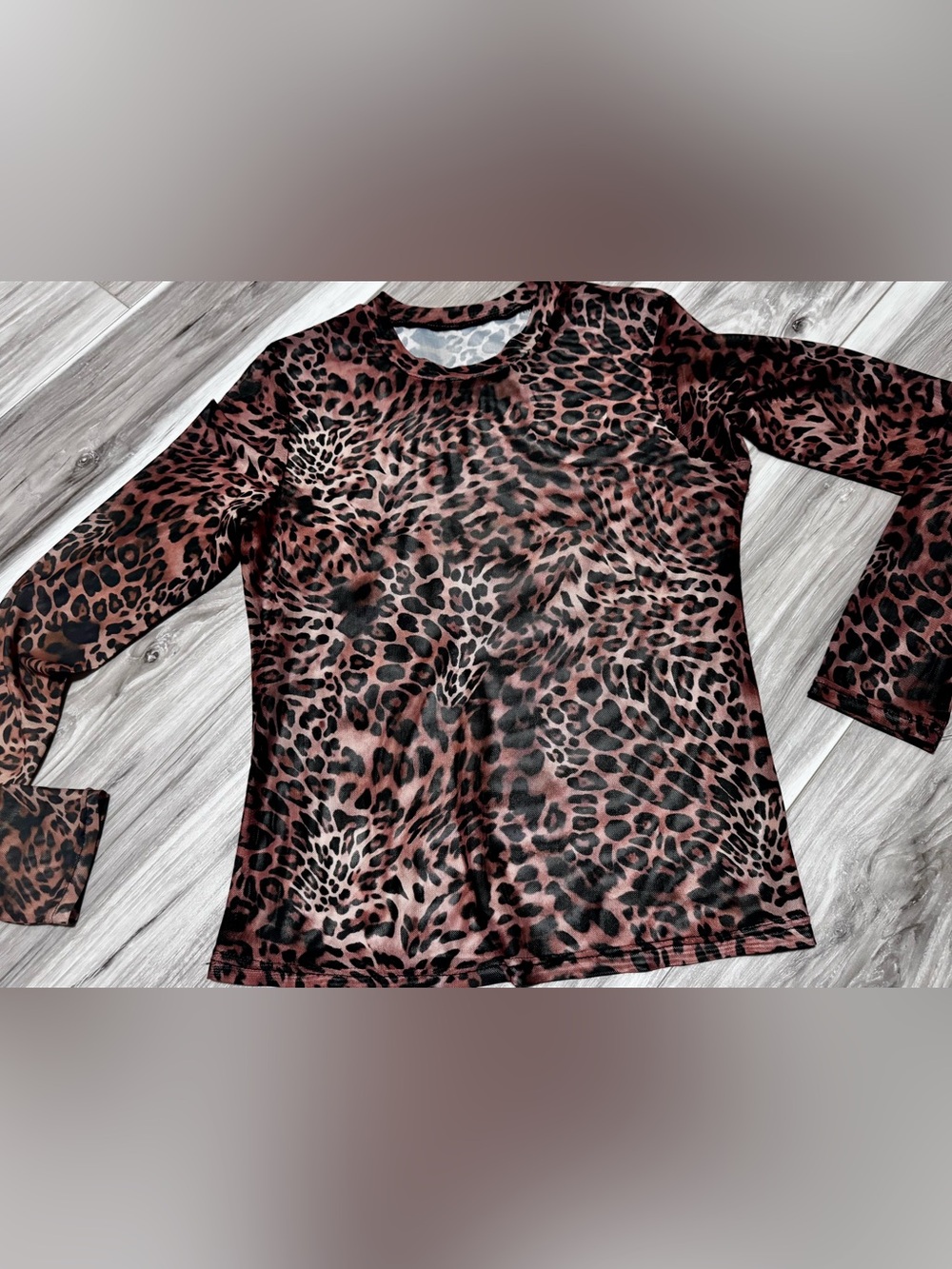 Leopard print size Medium long sleeve mesh layering top